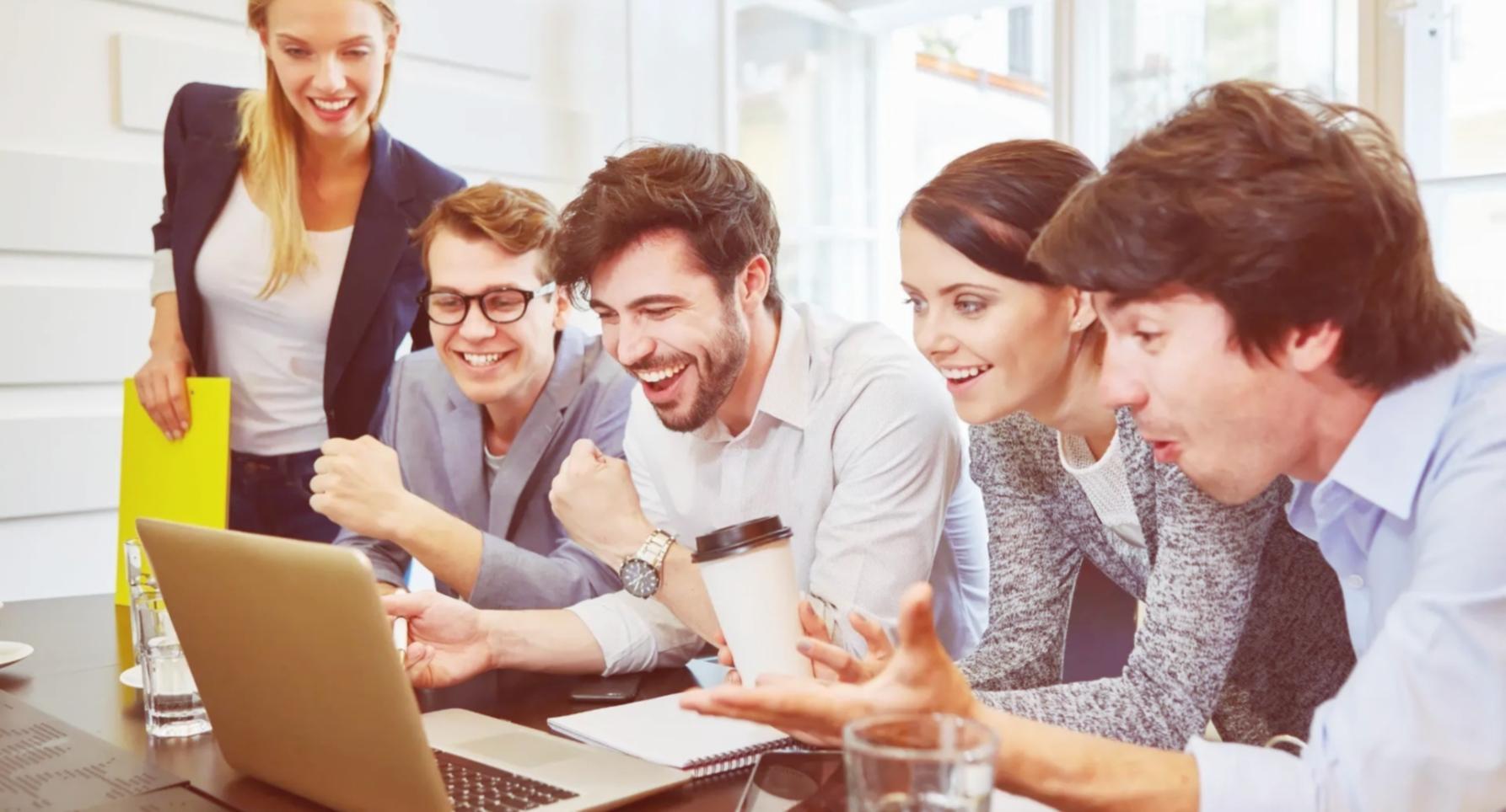 Équipe pédagogique Trivonexara travaillant sur des stratégies de planification financière