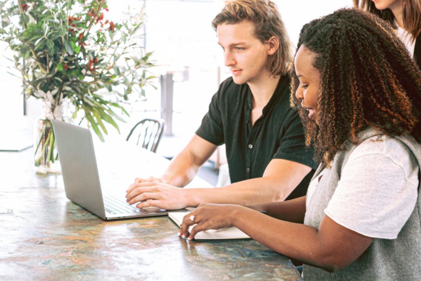 Session collaborative de planification financière avec participants actifs