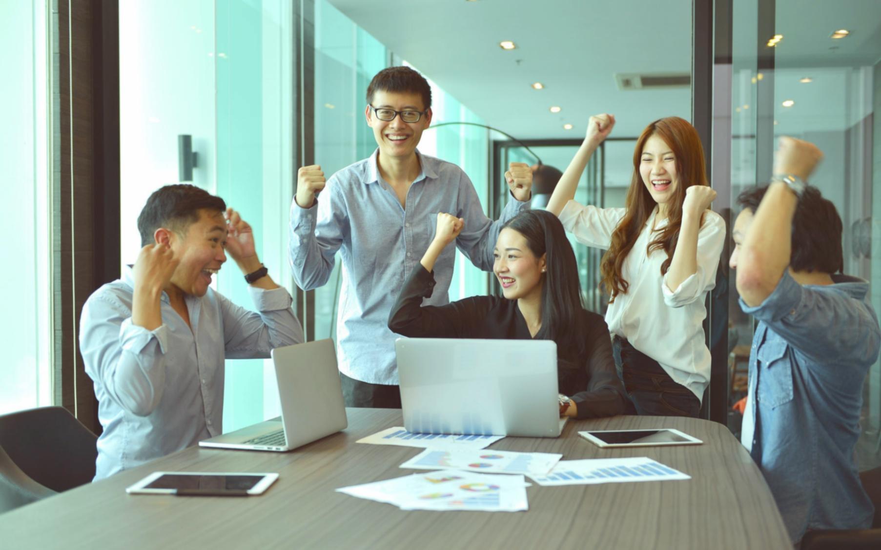 Étudiants travaillant sur la planification financière